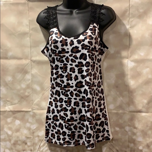 Tops - Women’s leopard Tank top size medium